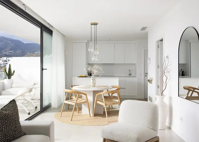 Stylish Luxury With Terrace In Higueron フエンヒロラ